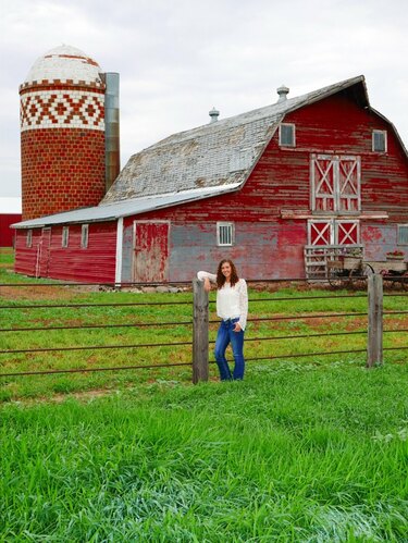 Senior Pic- Barn.JPG